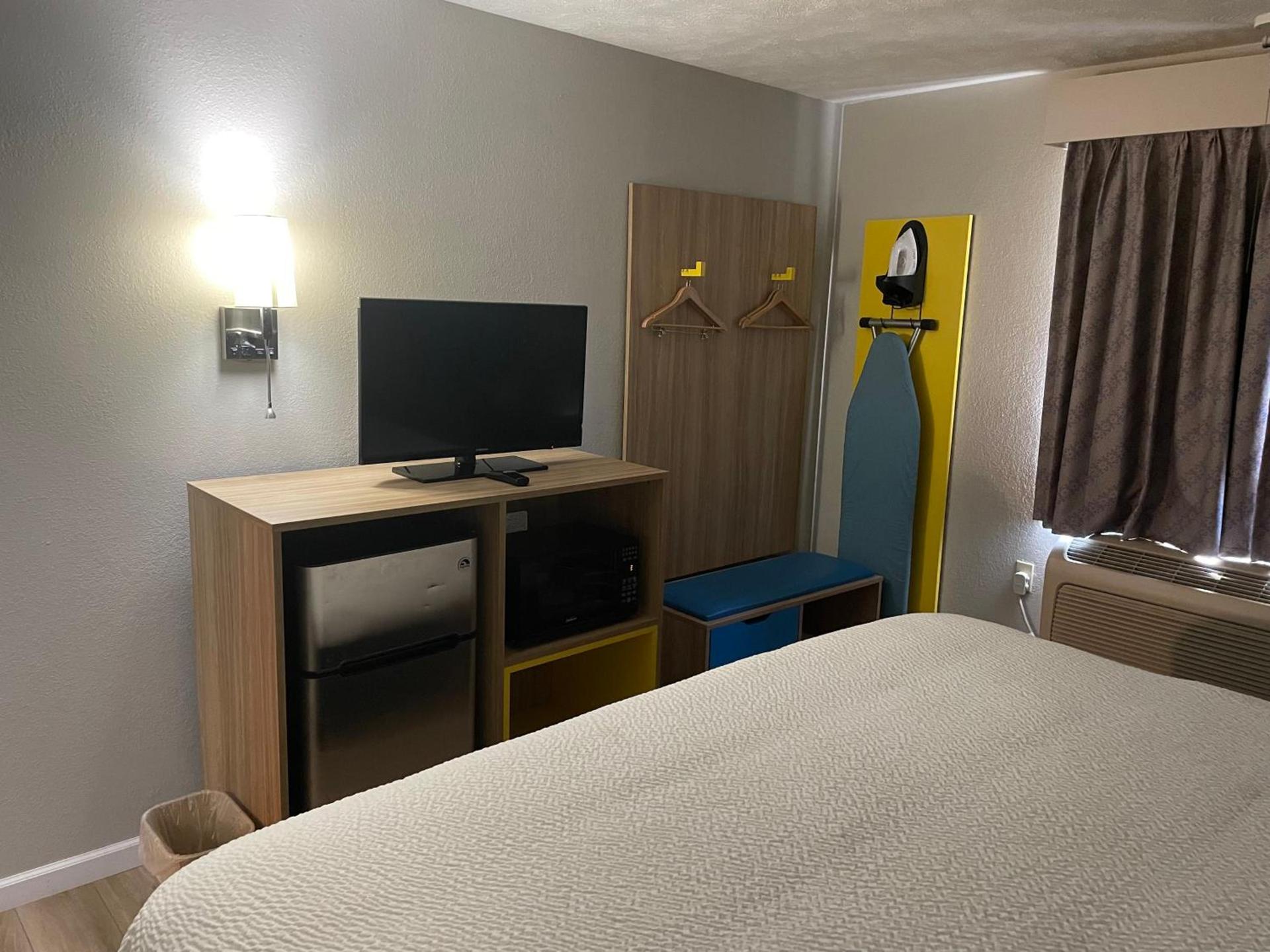 Days Inn by Wyndham Warrensburg photo 9