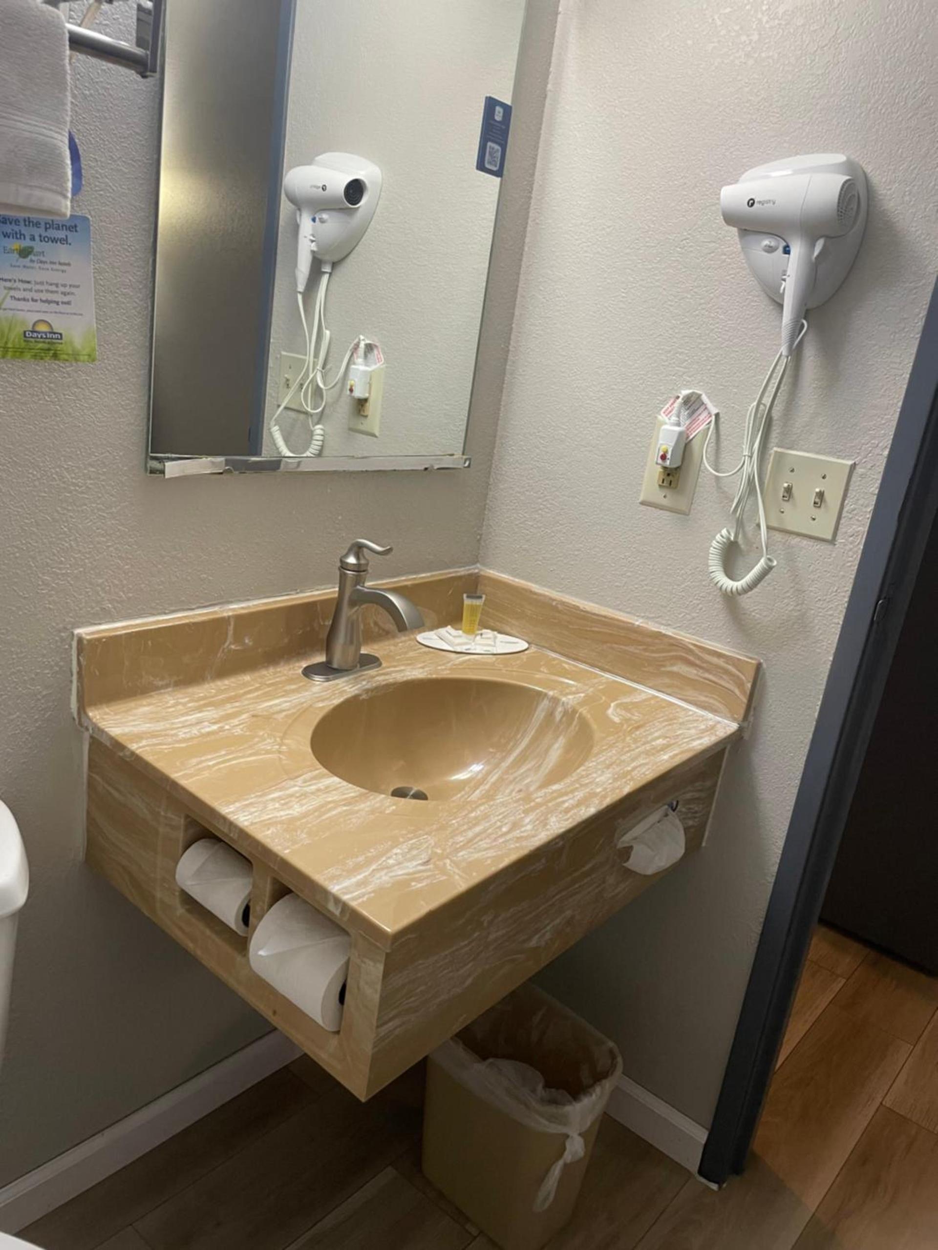 Days Inn by Wyndham Warrensburg photo 10