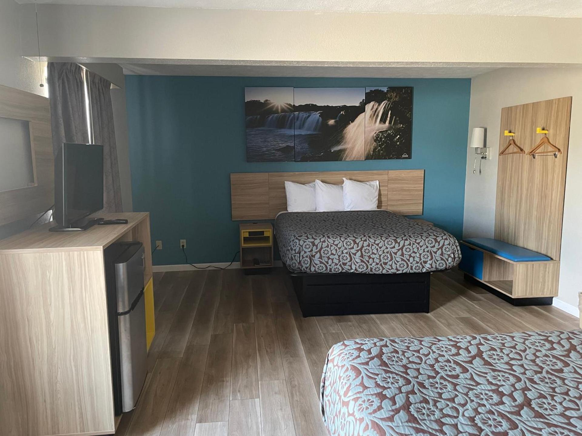 Days Inn by Wyndham Warrensburg photo 11
