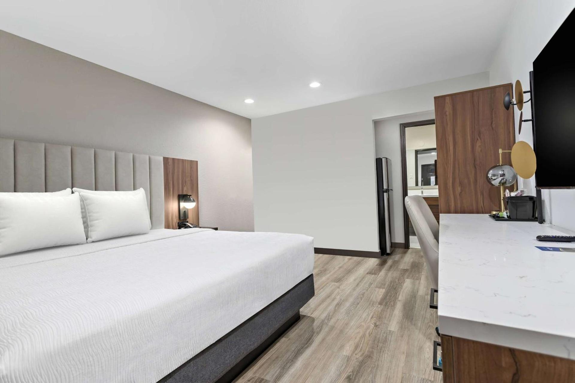 Baymont by Wyndham Beaumont photo 13