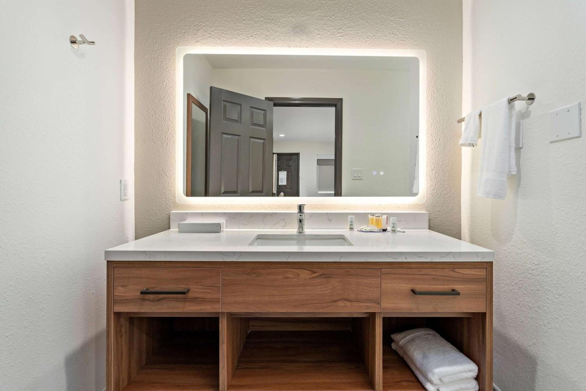 Baymont by Wyndham Beaumont photo 17
