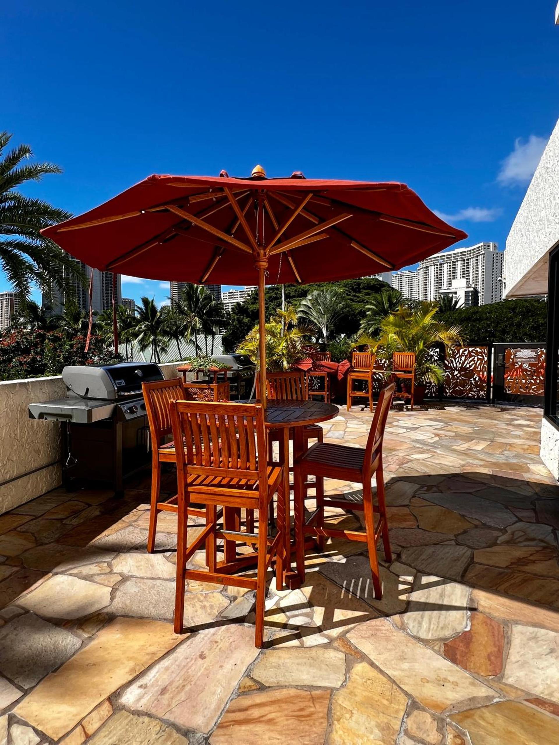 Luana Waikiki Park Views - no resort fees & FREE parking photo 13