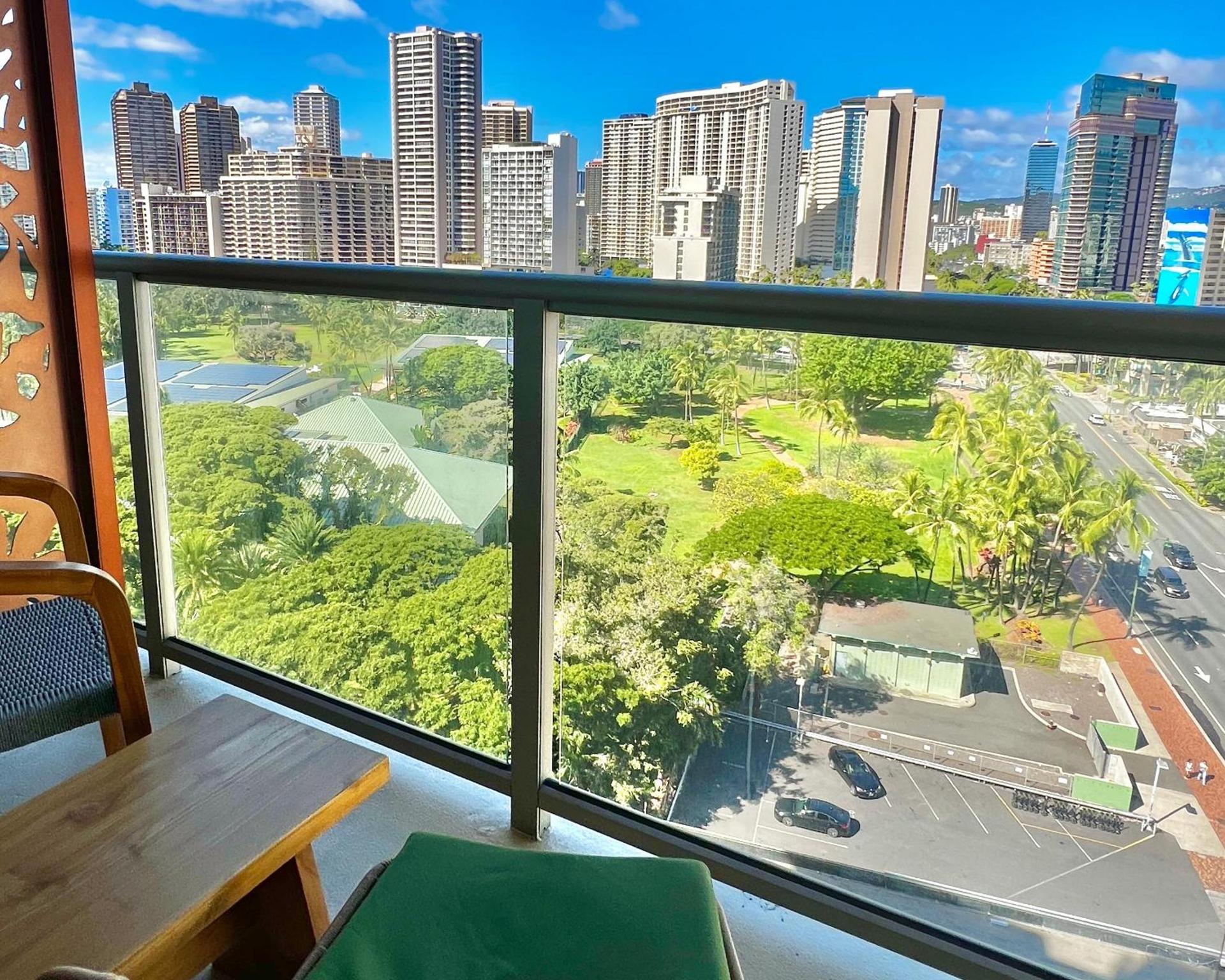 Luana Waikiki Park Views - no resort fees & FREE parking photo 2