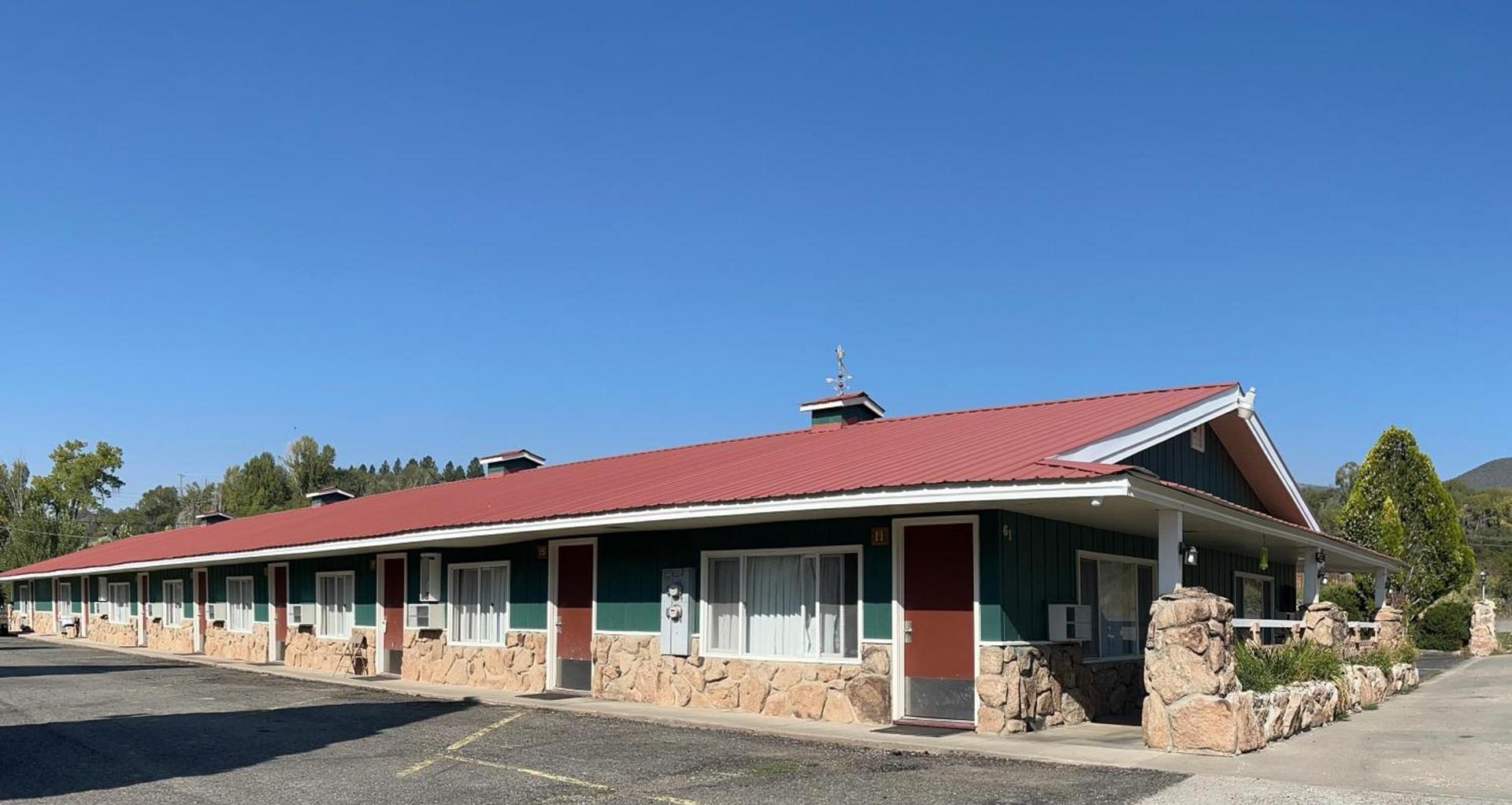 Redwood Arms Motel photo 3