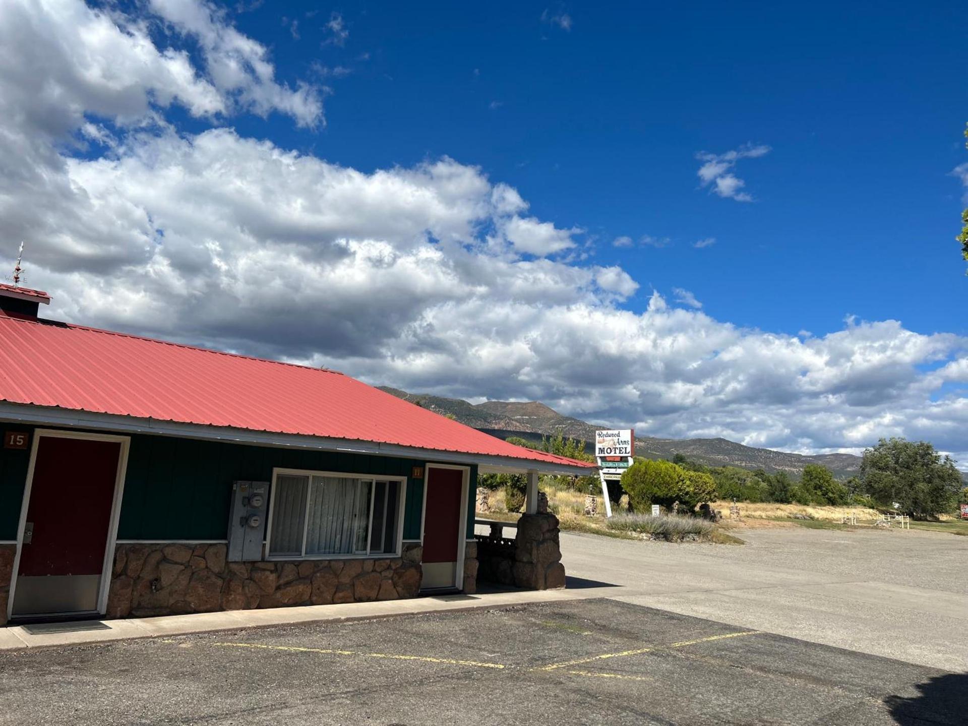 Redwood Arms Motel photo 2
