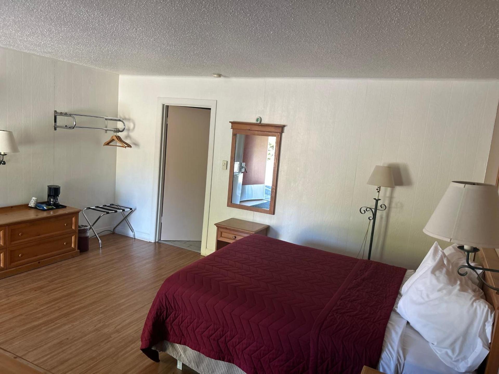 Redwood Arms Motel photo 9