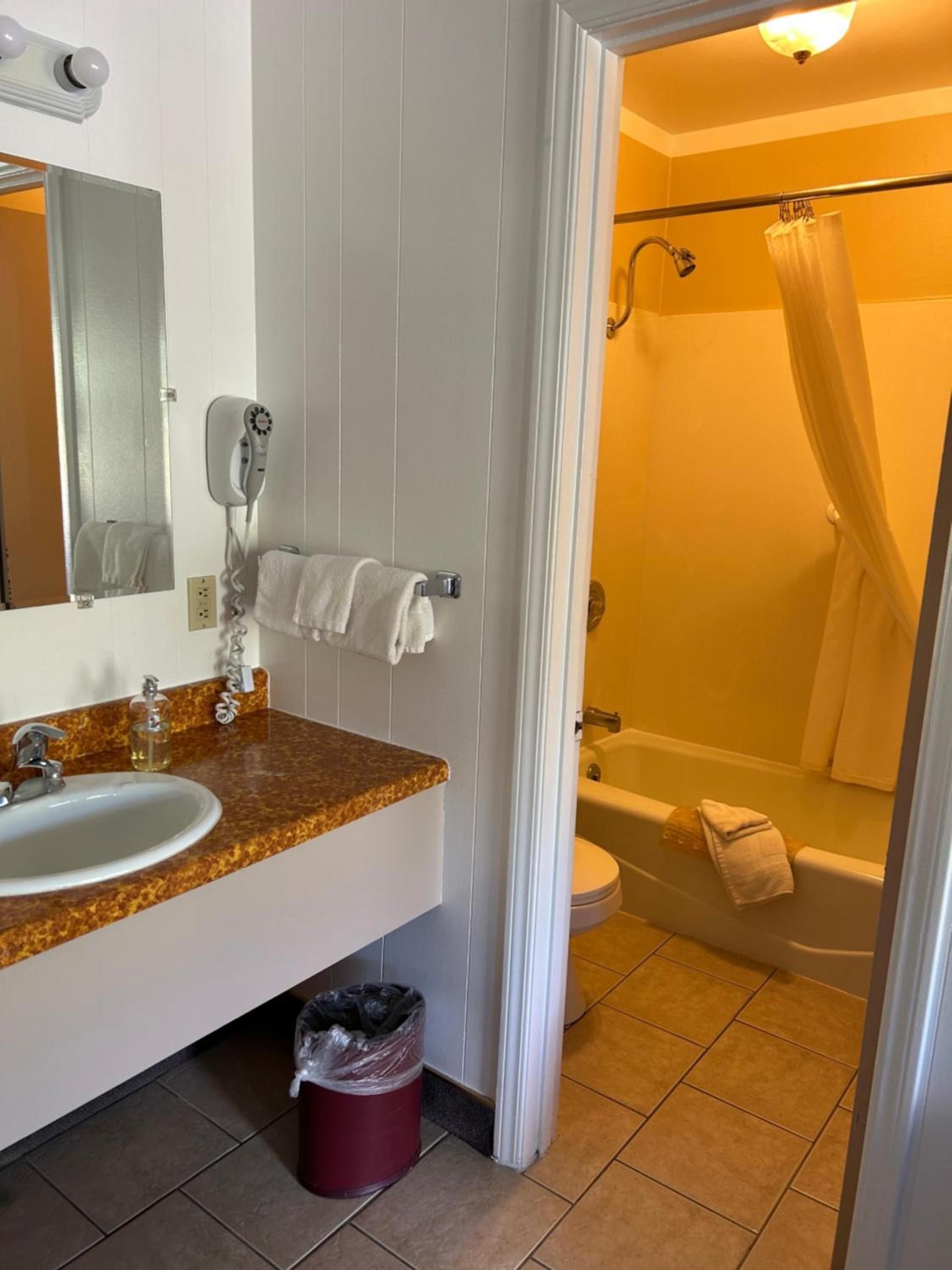 Redwood Arms Motel photo 12