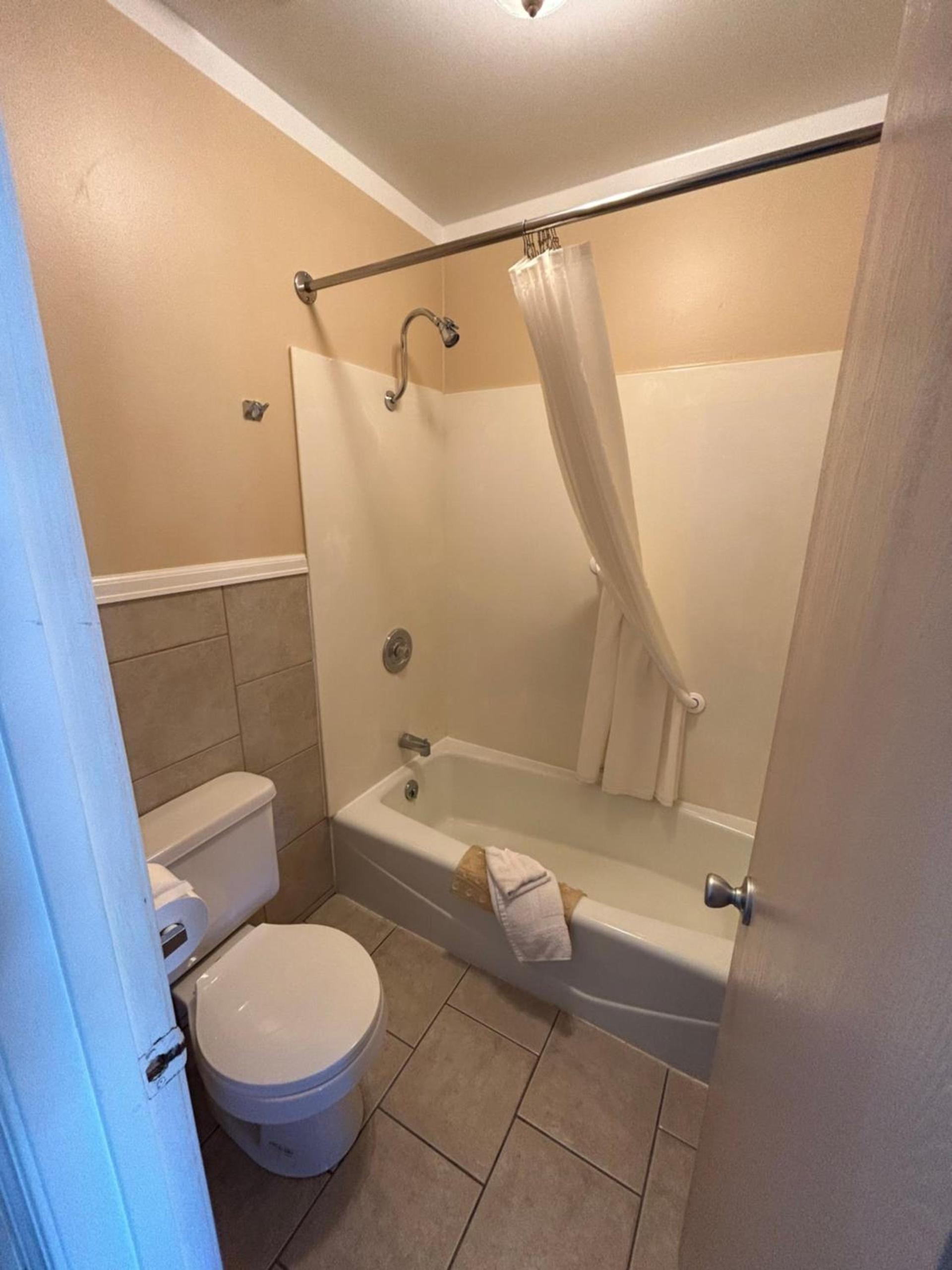 Redwood Arms Motel photo 10