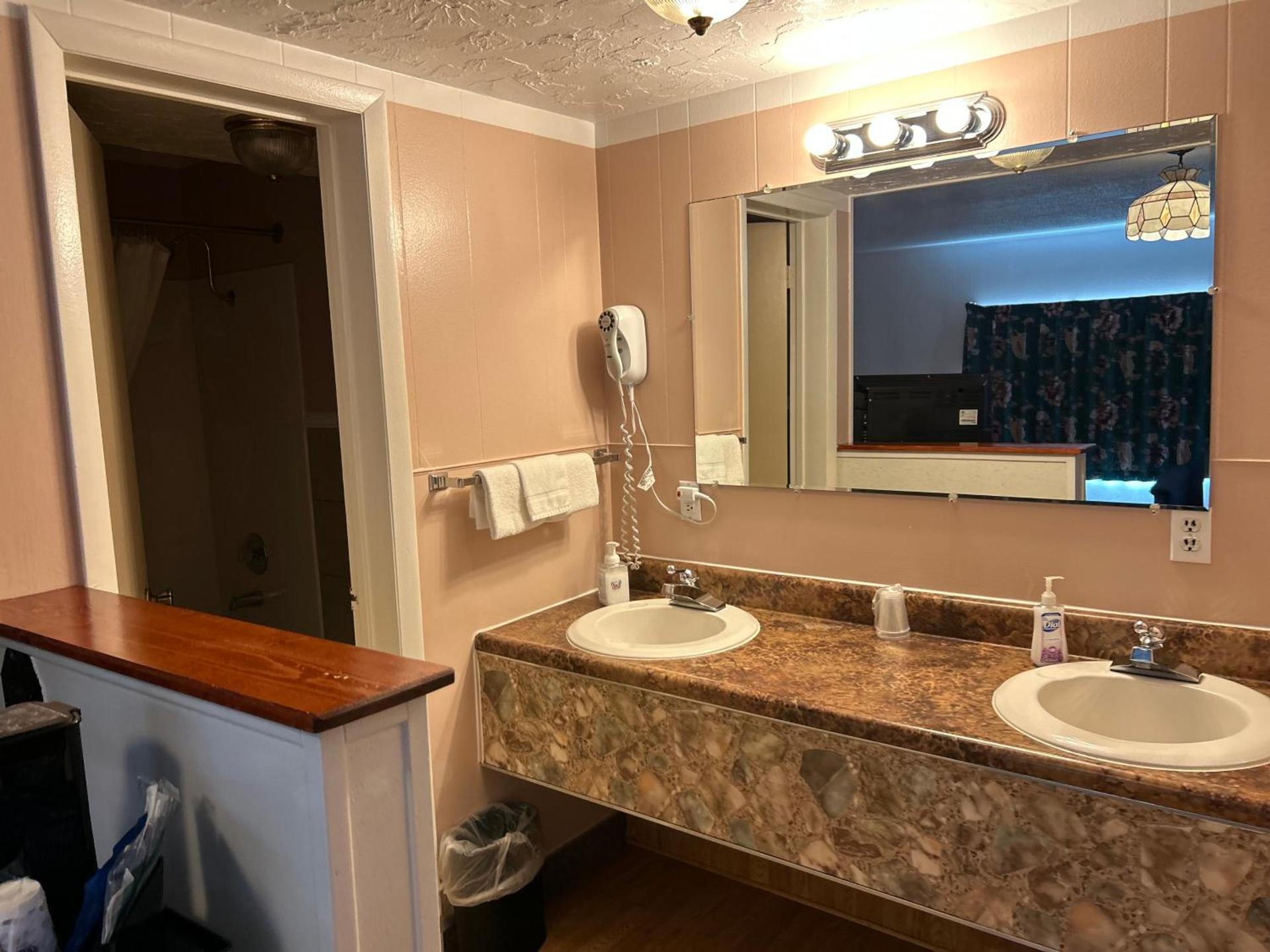 Redwood Arms Motel photo 15