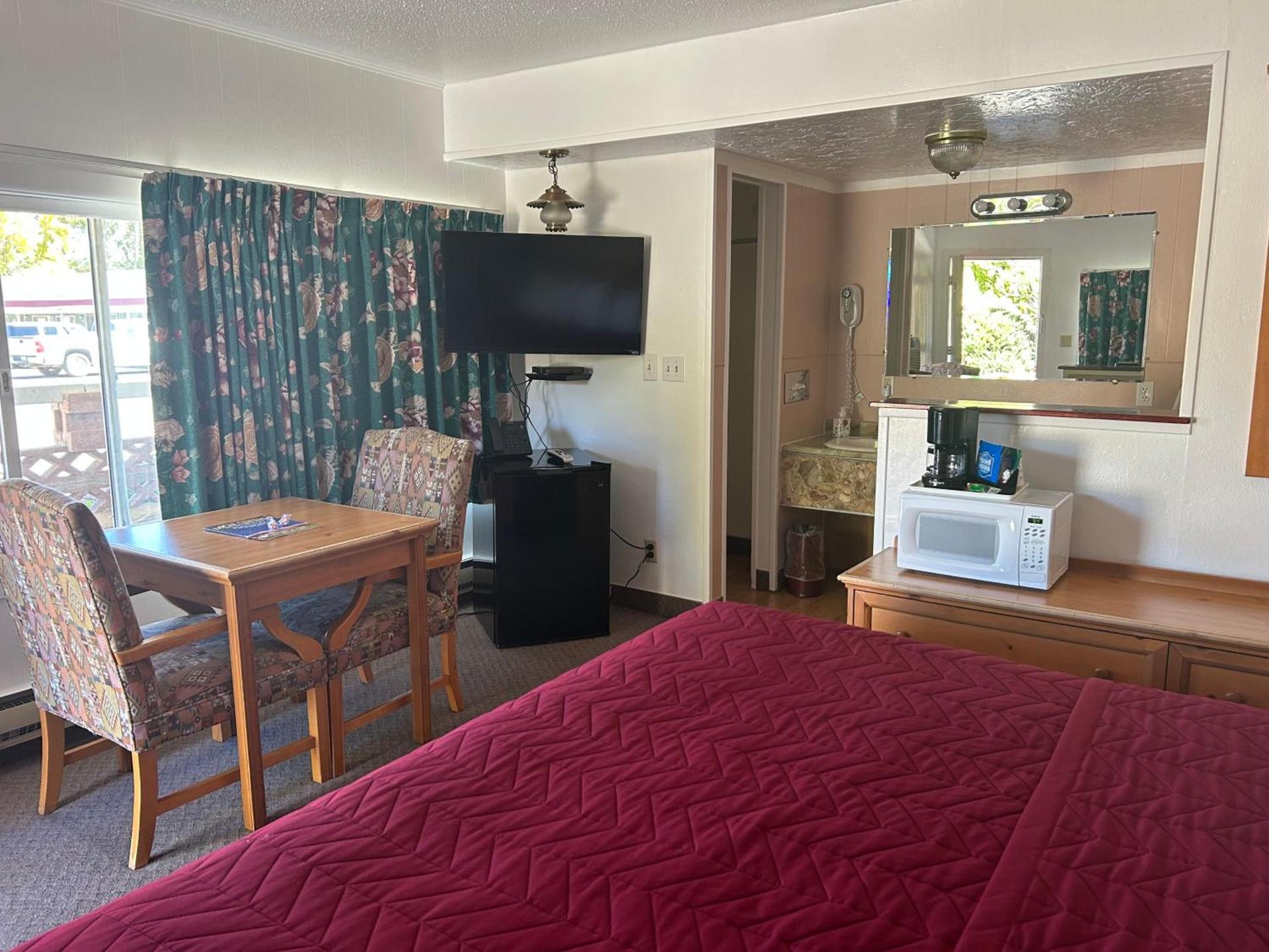 Redwood Arms Motel photo 18