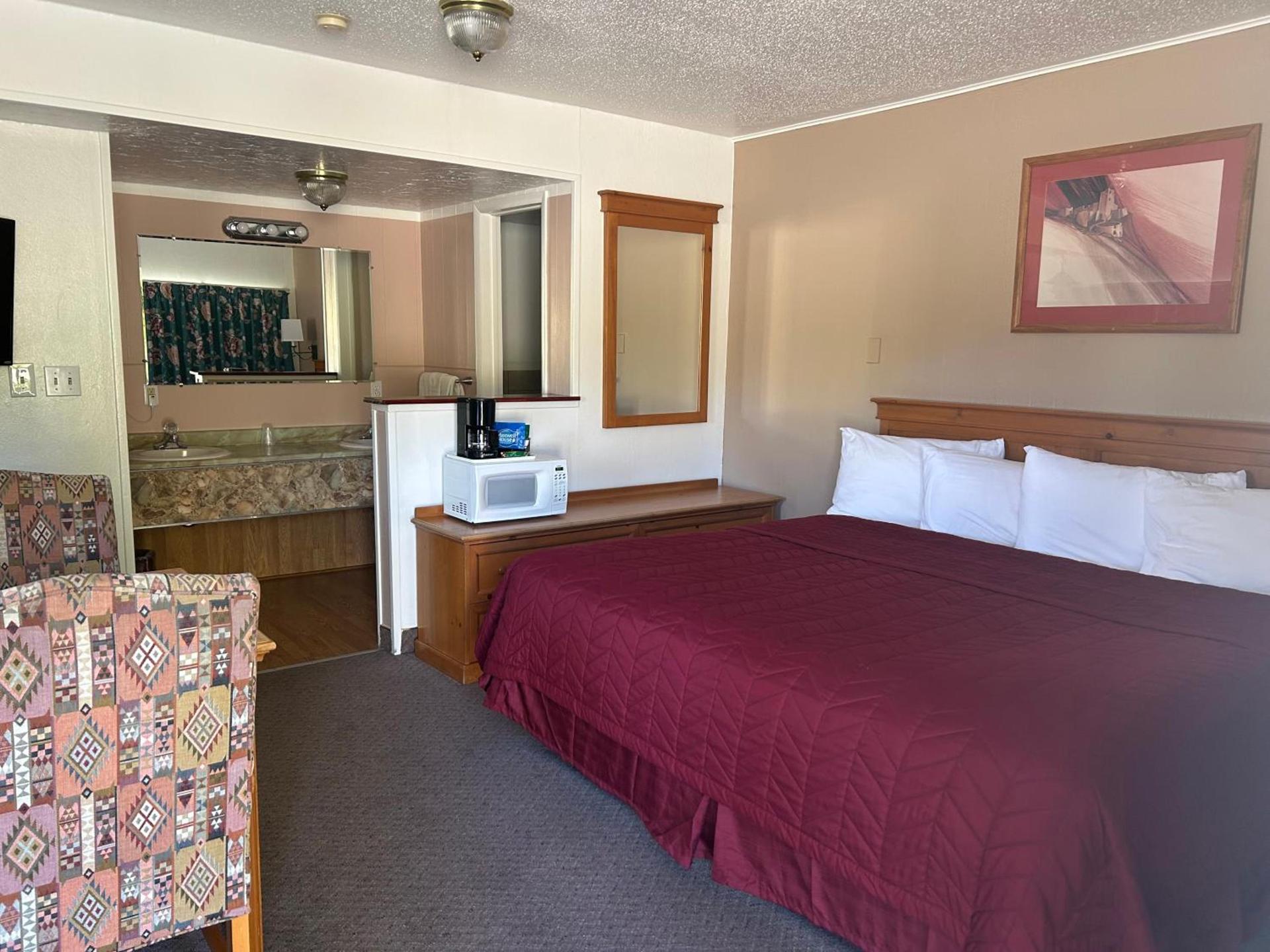 Redwood Arms Motel photo 17