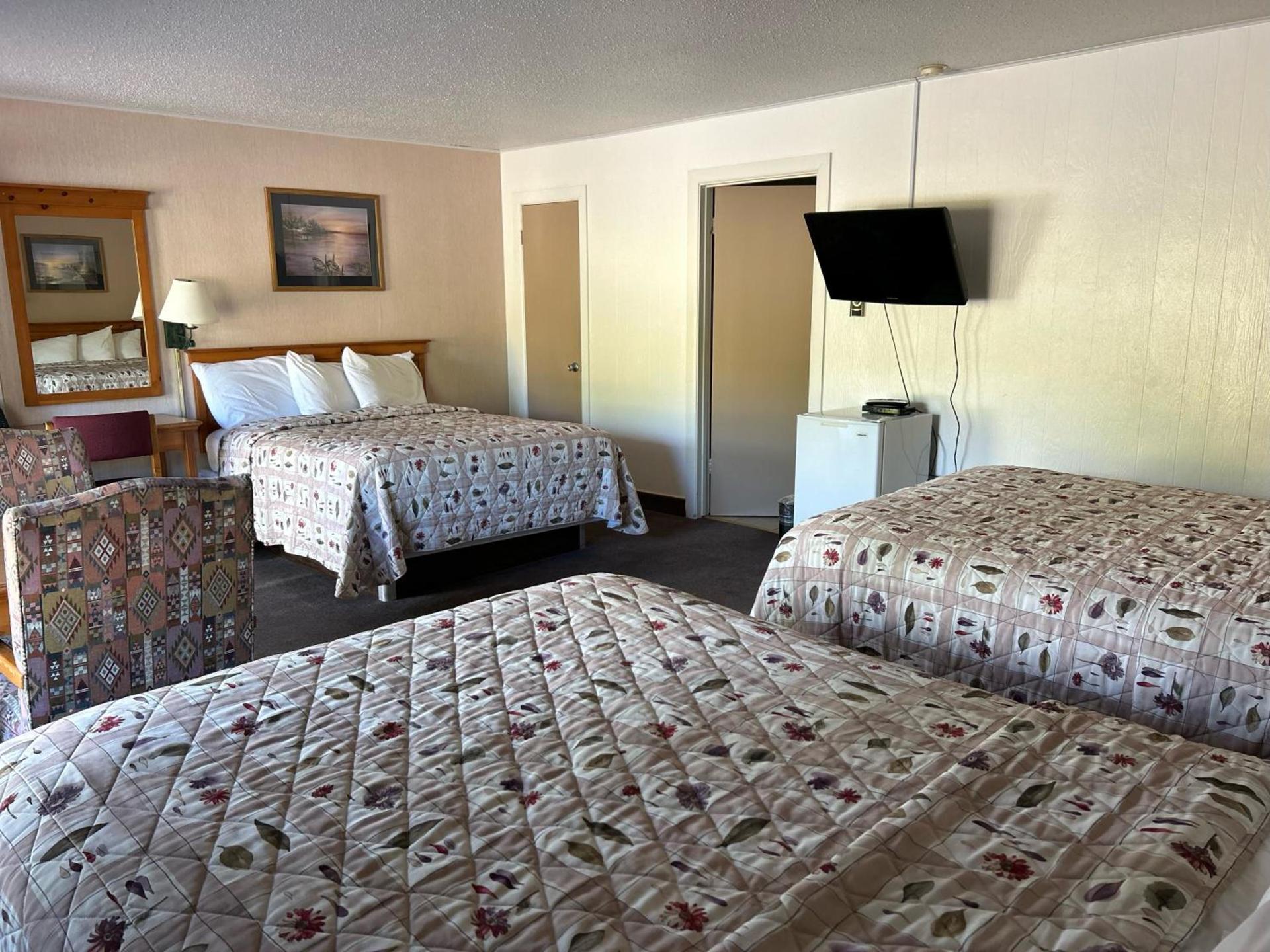 Redwood Arms Motel photo 7