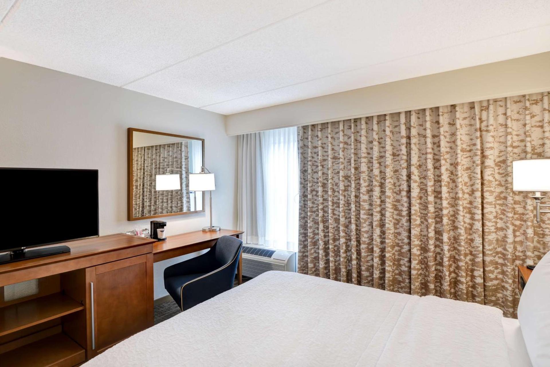 Hampton Inn Albany-Wolf Road photo 17