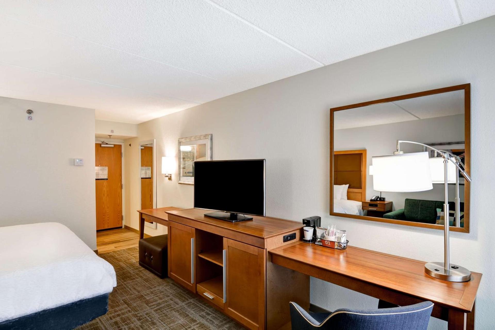 Hampton Inn Albany-Wolf Road photo 26