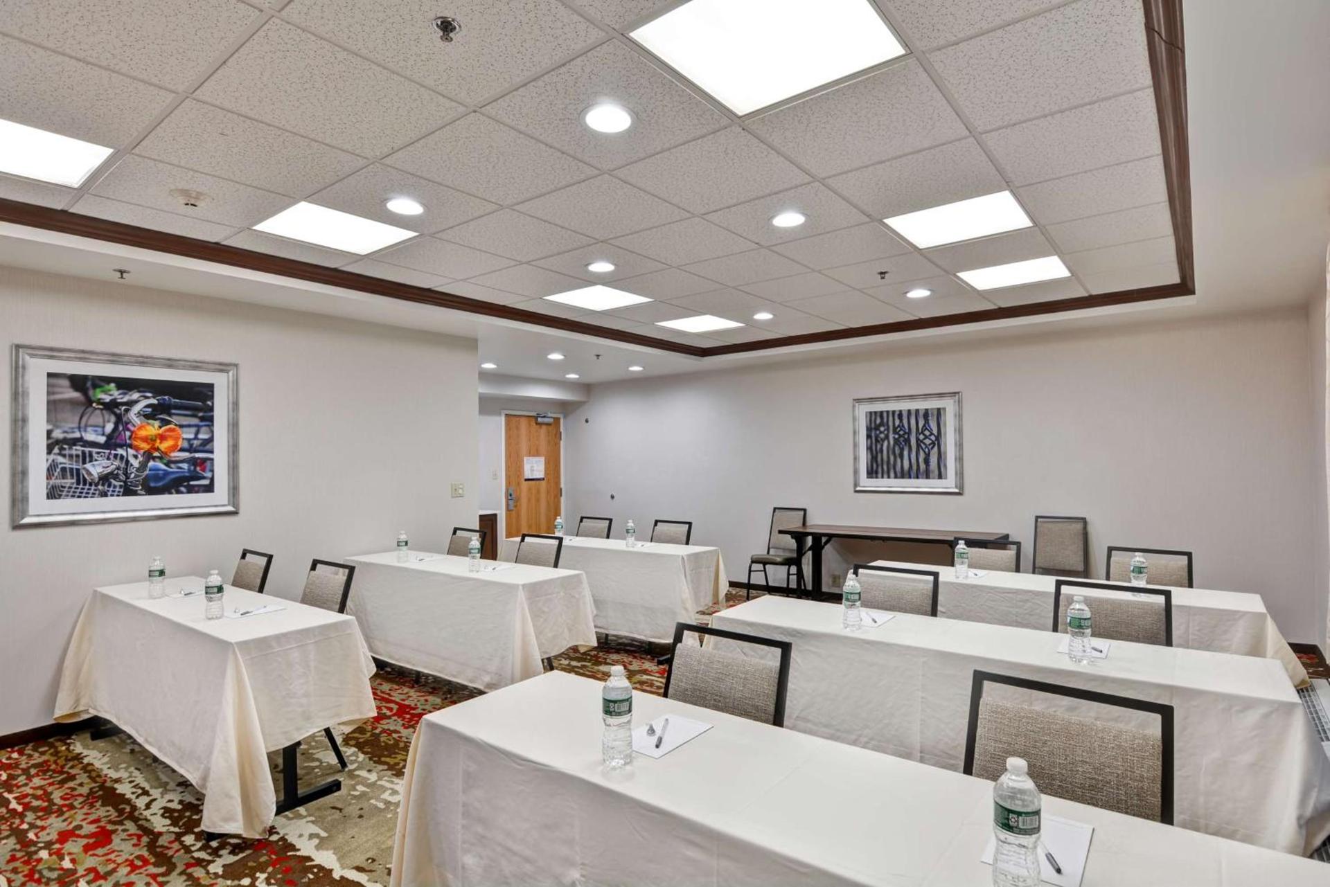 Hampton Inn Albany-Wolf Road photo 32