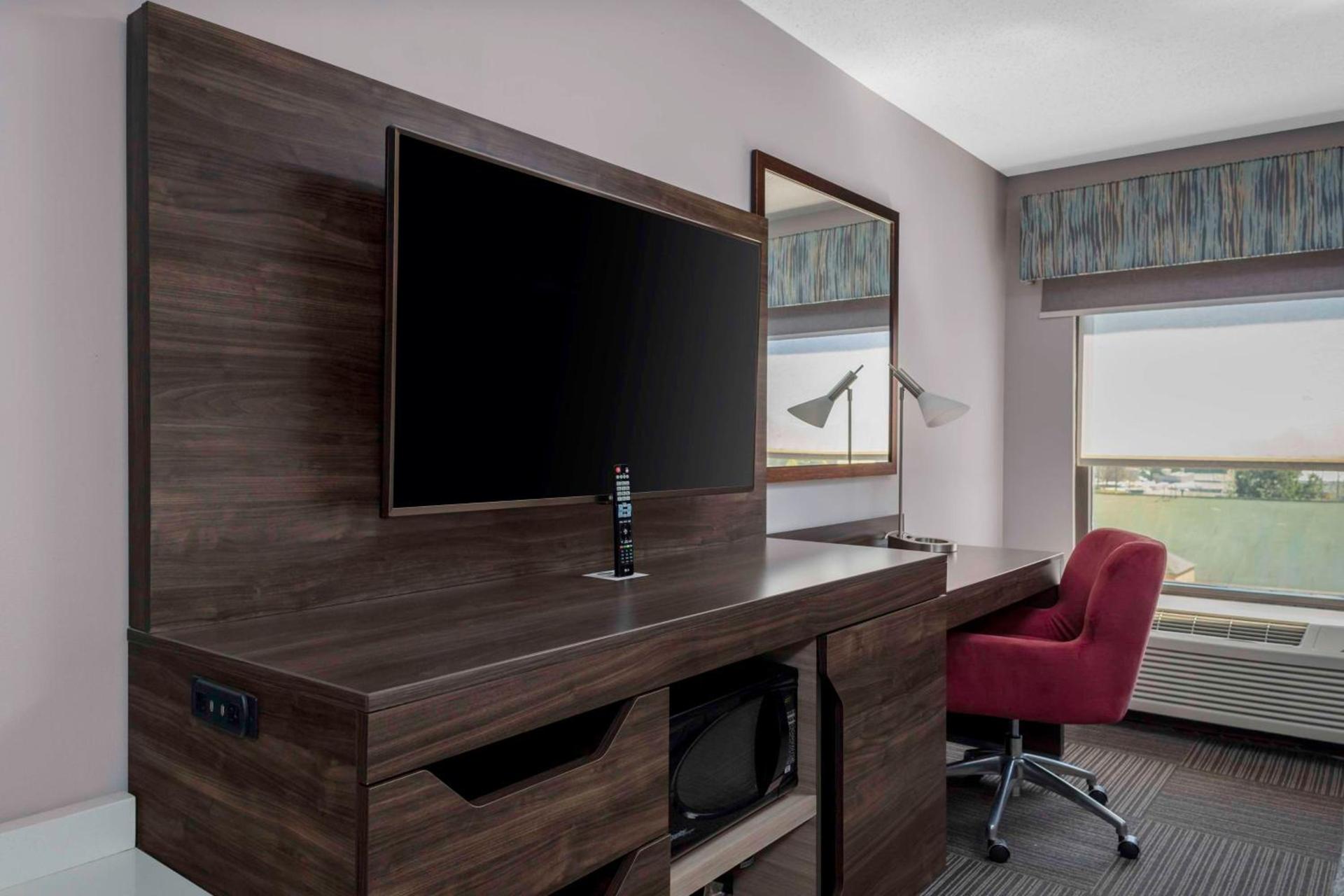 Hampton Inn Conyers photo 16