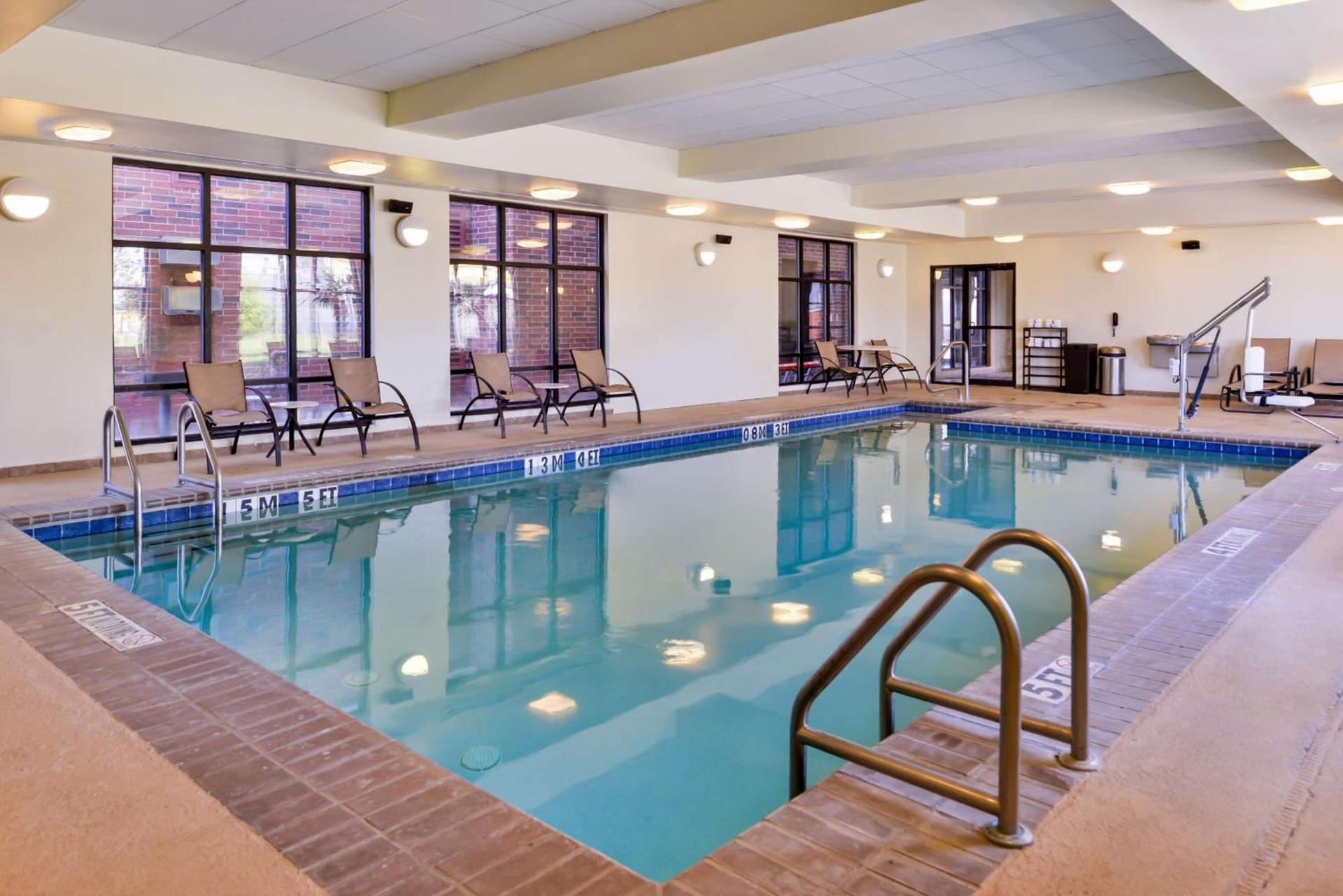 Hampton Inn Gonzales photo 6