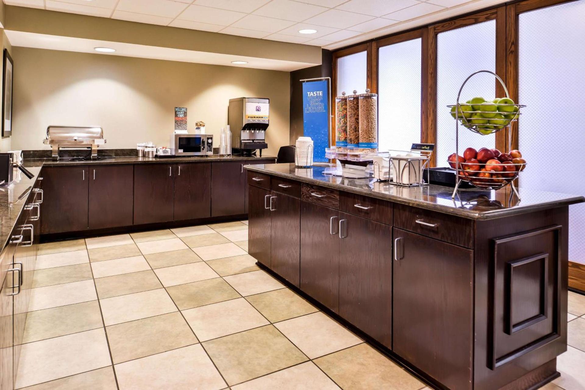 Hampton Inn Gonzales photo 9