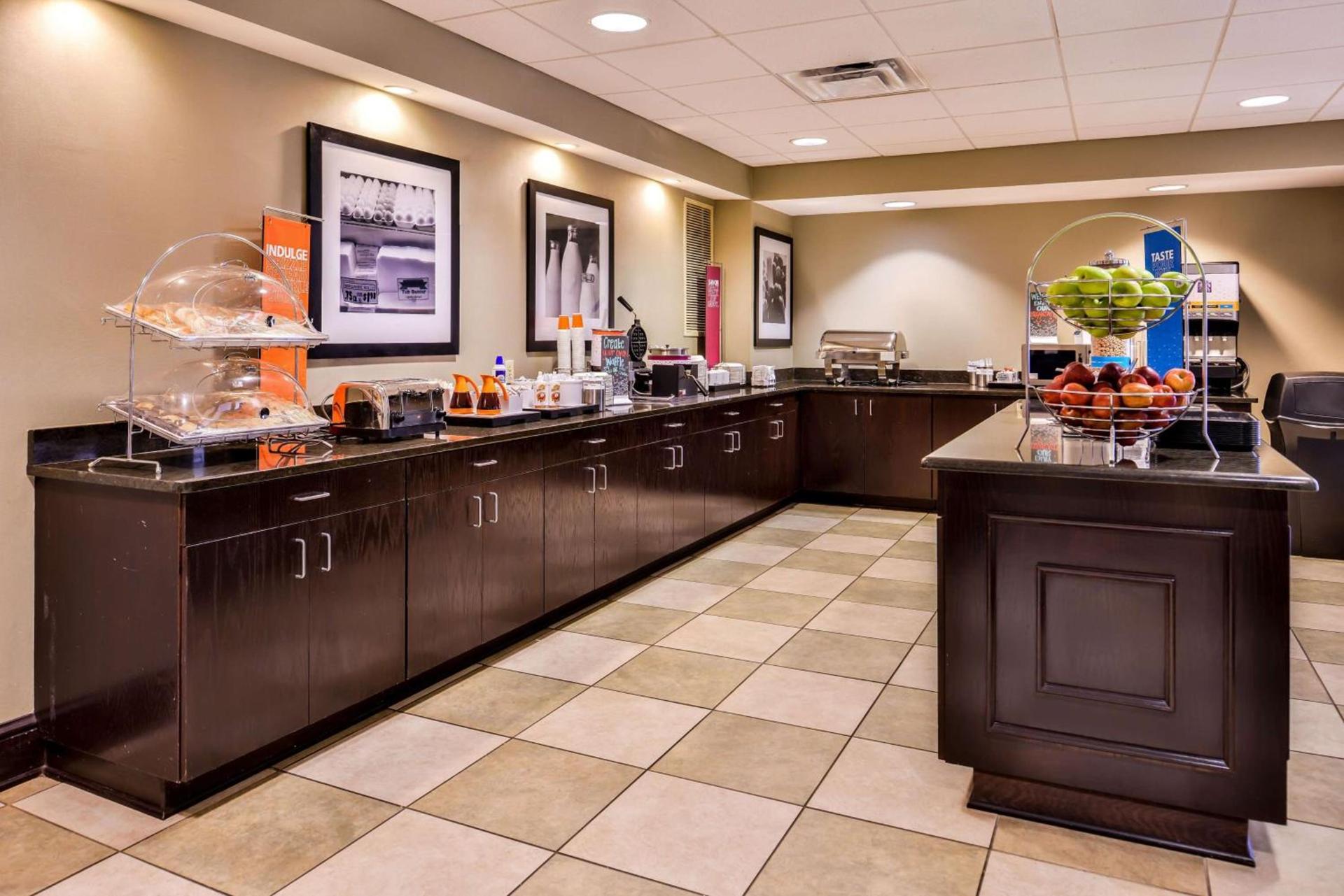Hampton Inn Gonzales photo 11