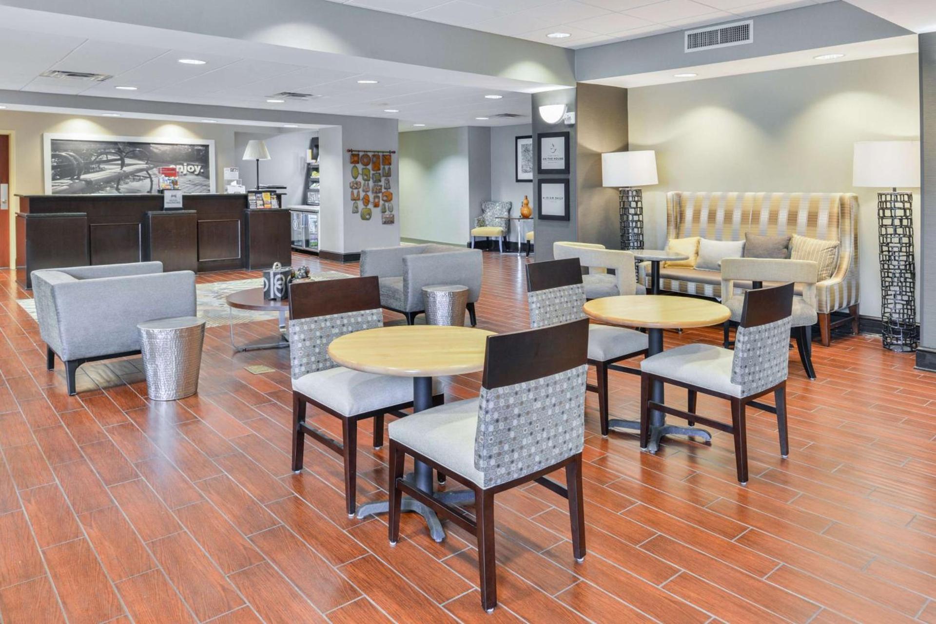 Hampton Inn Gonzales photo 12