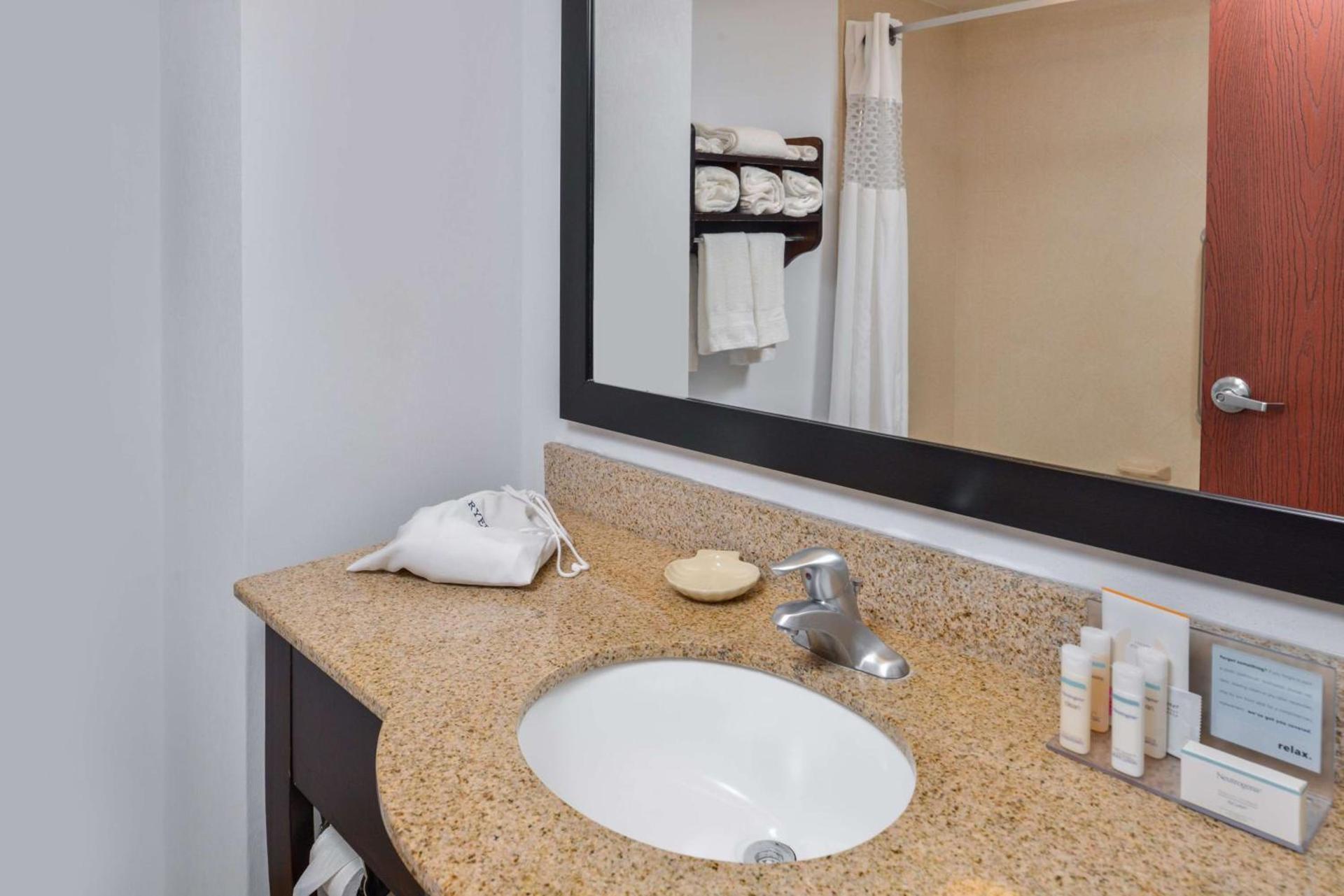 Hampton Inn Gonzales photo 22