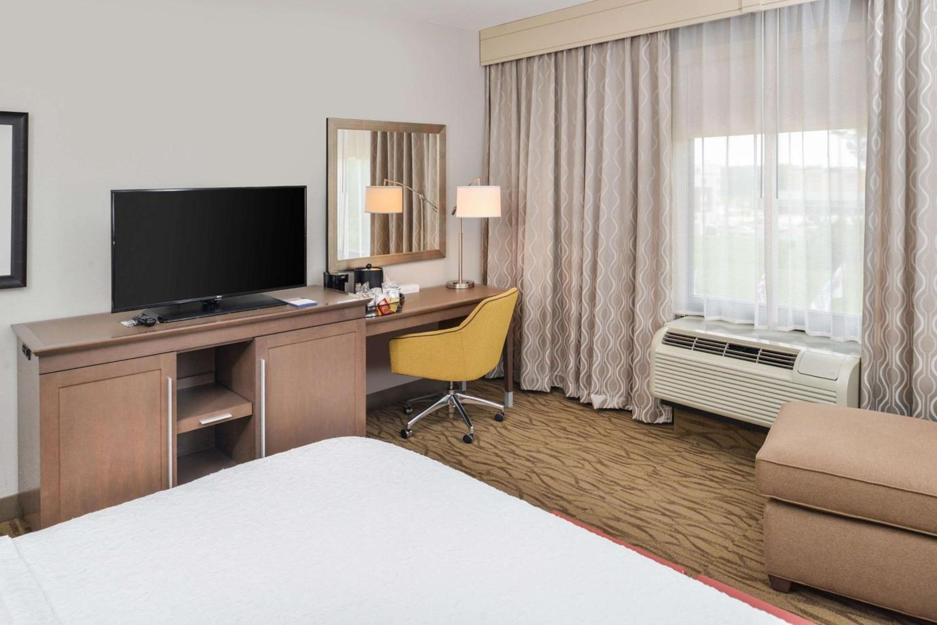 Hampton Inn Gonzales photo 23