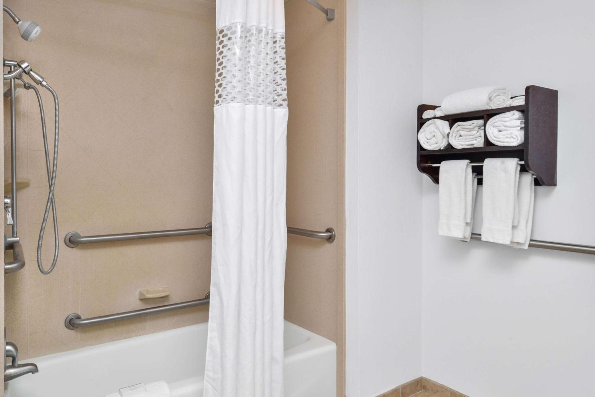 Hampton Inn Gonzales photo 30