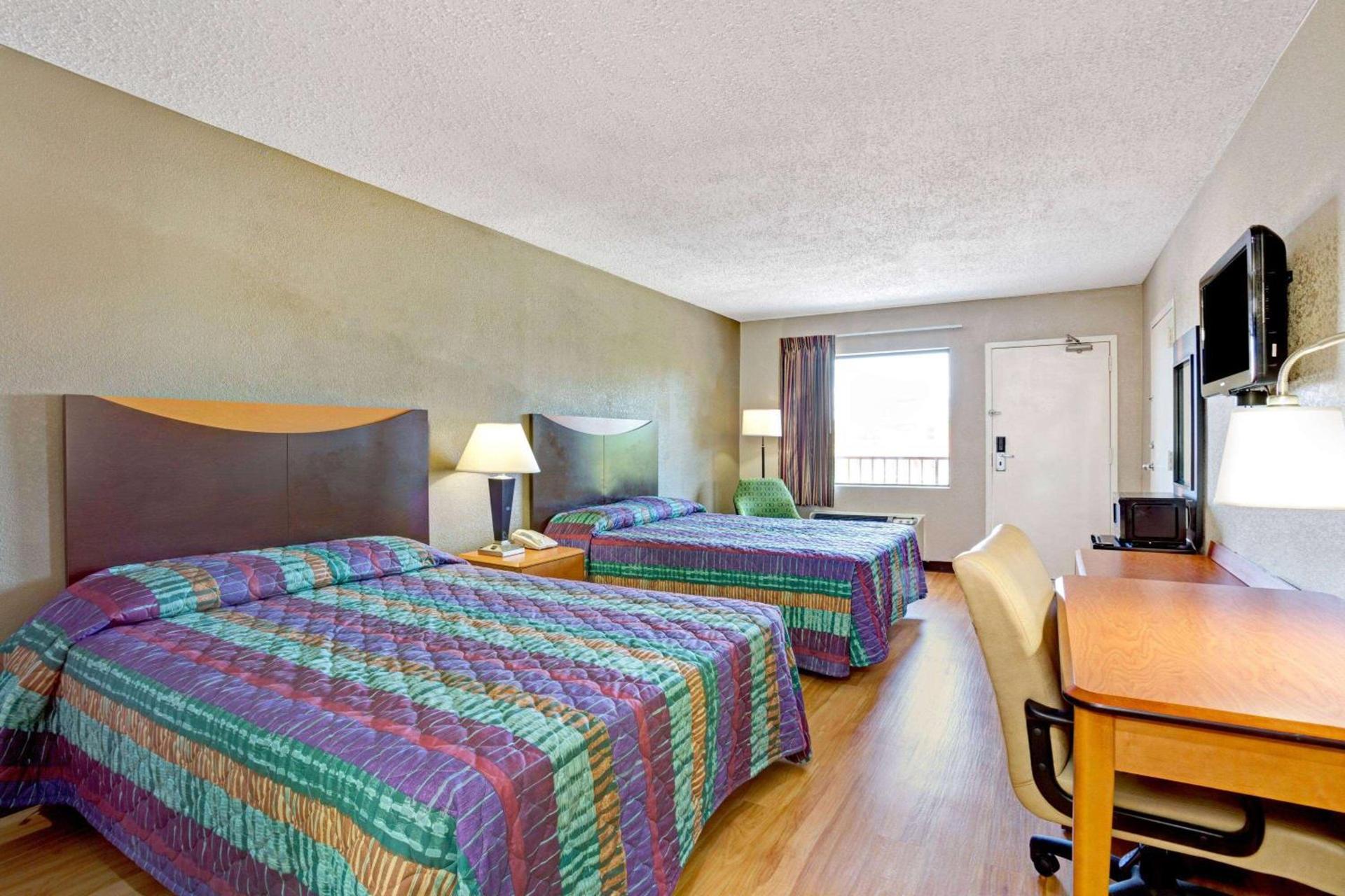 Super 8 by Wyndham Fredericksburg photo 17