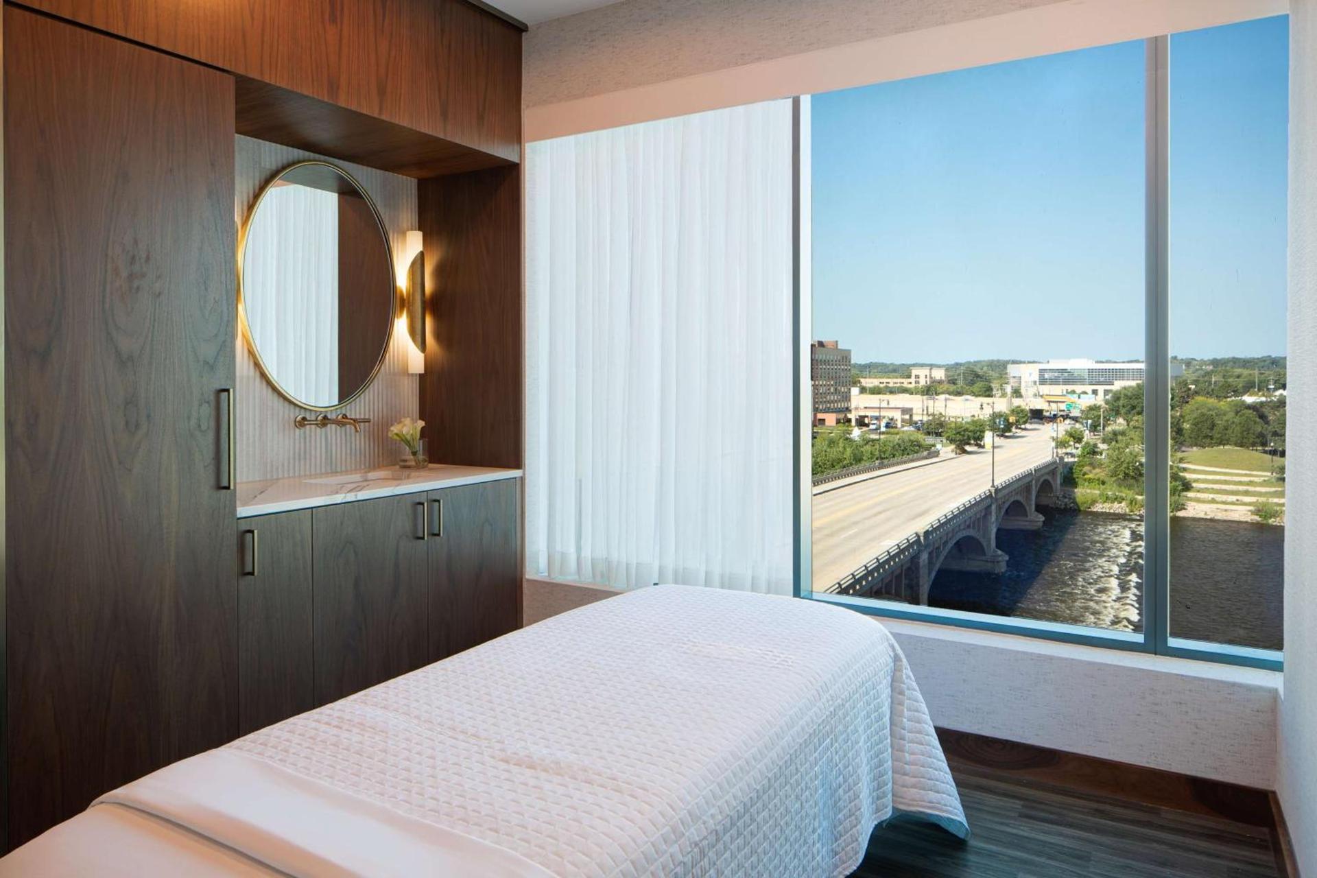 Amway Grand Plaza Hotel, Curio Collection by Hilton photo 77