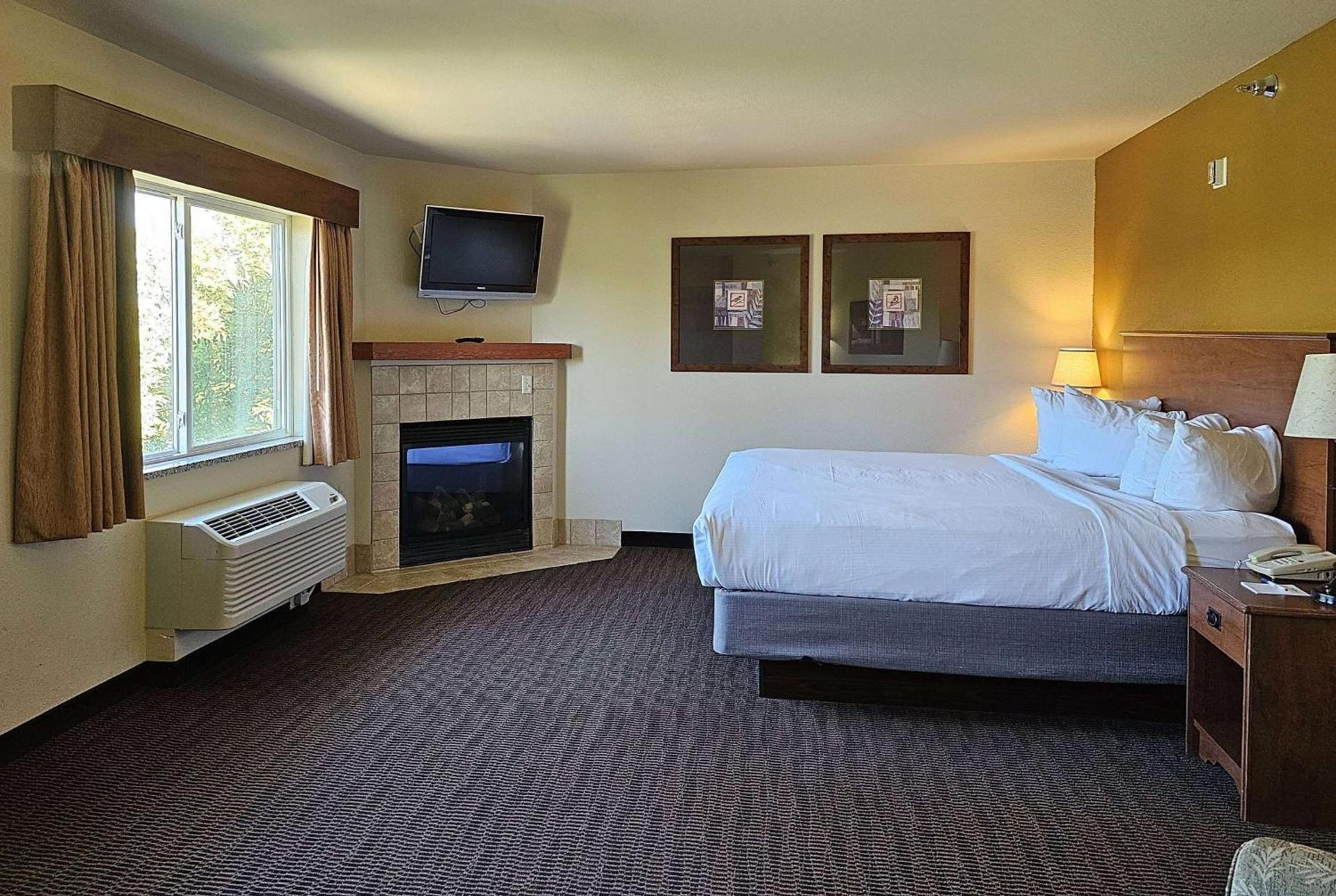 AmericInn by Wyndham Fort Pierre Conference Center photo 14