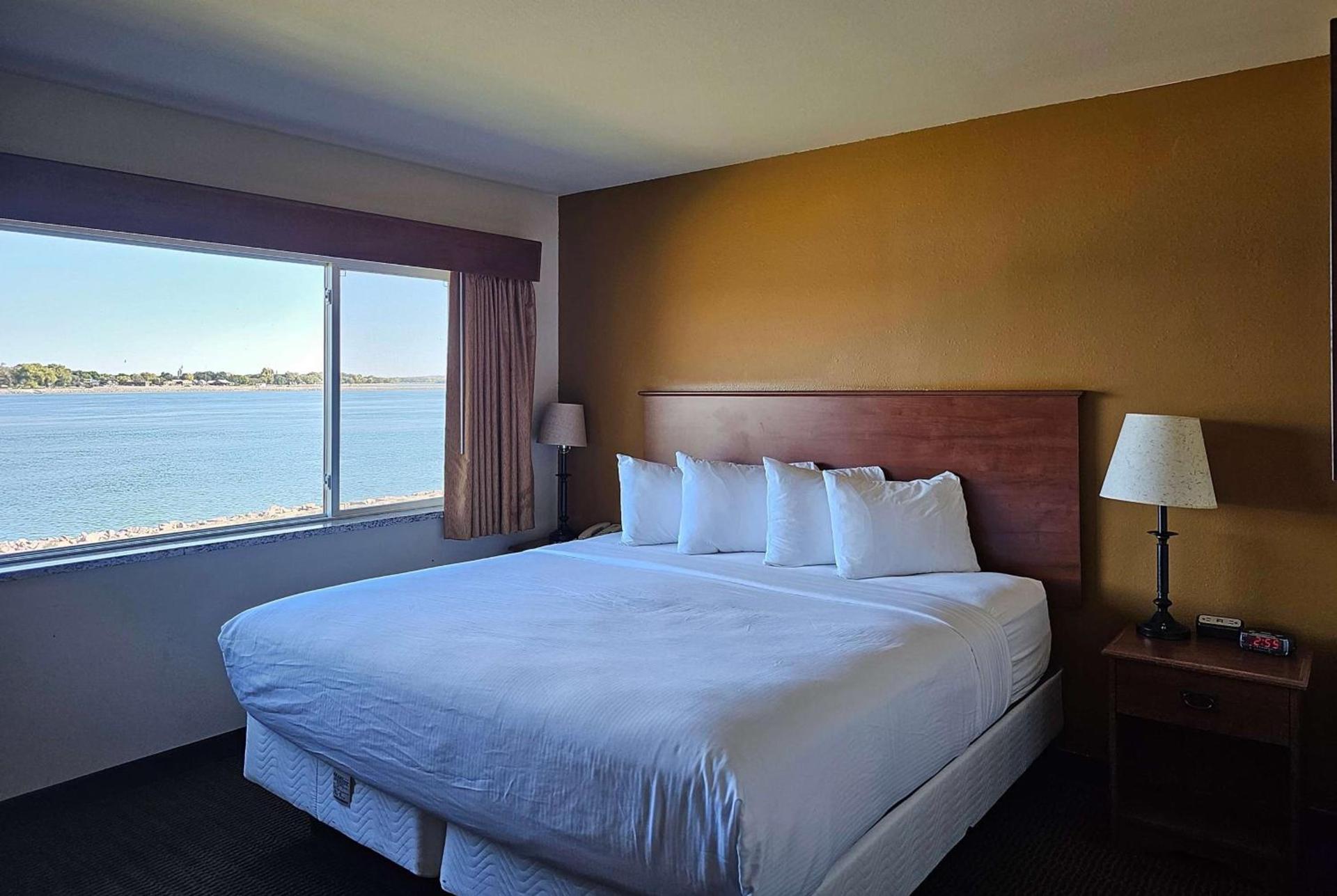 AmericInn by Wyndham Fort Pierre Conference Center photo 19