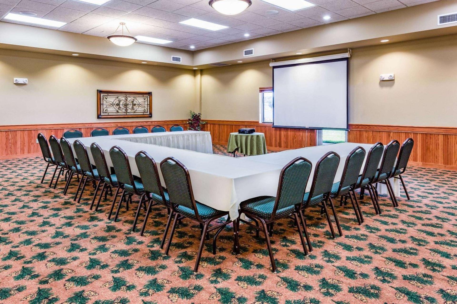 AmericInn by Wyndham Fort Pierre Conference Center photo 20