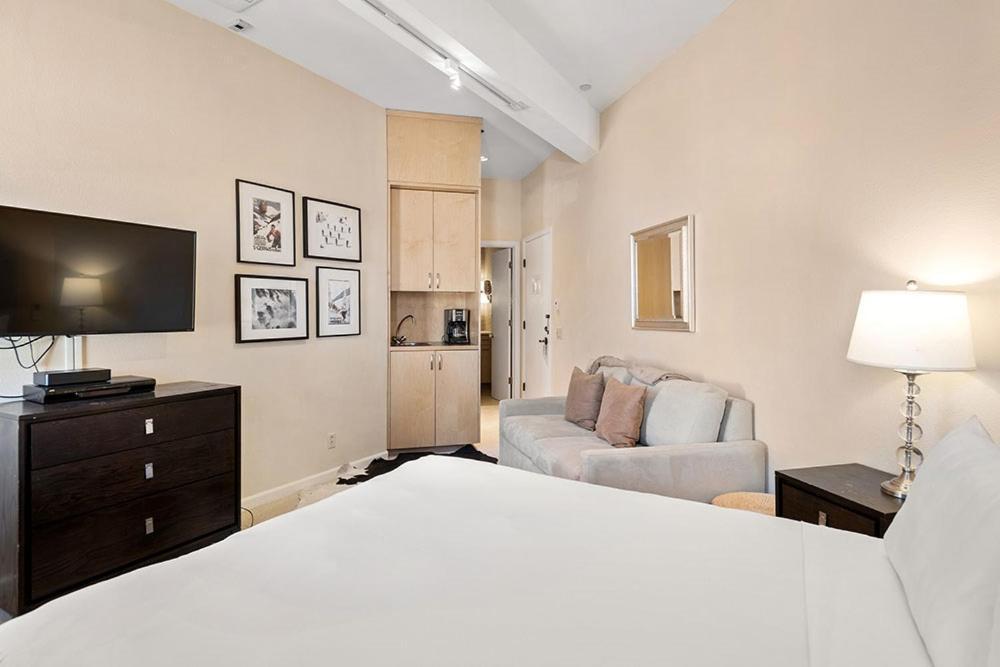 Independence Square 304, Stylish Hotel Room with Downtown Views & Great Location photo 13