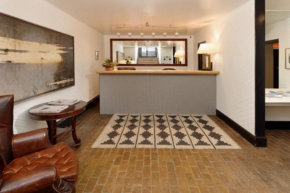 Independence Square 304, Stylish Hotel Room with Downtown Views & Great Location photo 3
