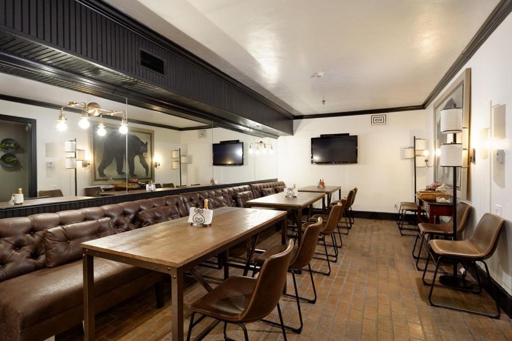 Independence Square 304, Stylish Hotel Room with Downtown Views & Great Location photo 8