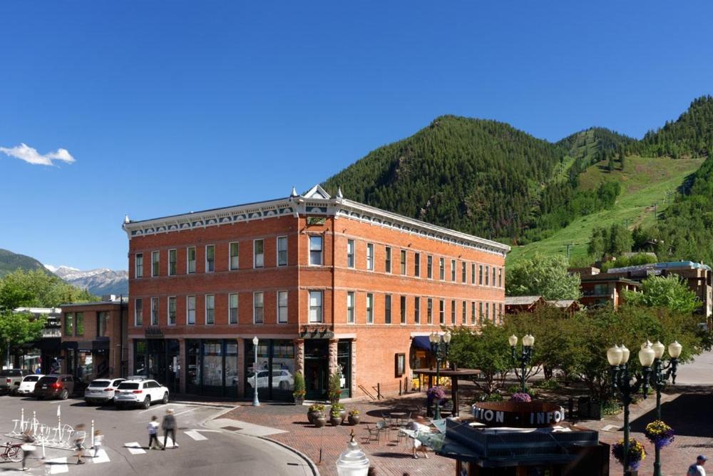 Independence Square 304, Stylish Hotel Room with Downtown Views & Great Location photo 1