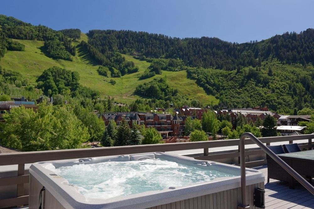 Independence Square 304, Stylish Hotel Room with Downtown Views & Great Location photo 4