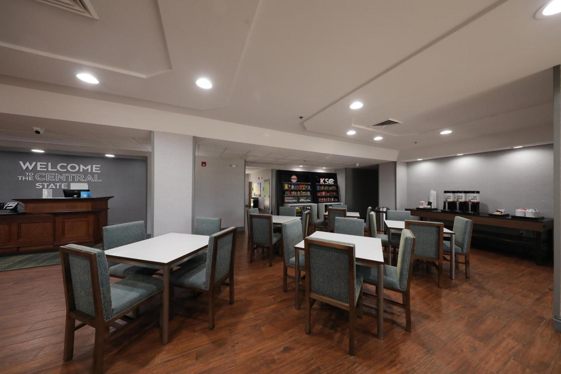 Hampton Inn Hutchinson photo 31