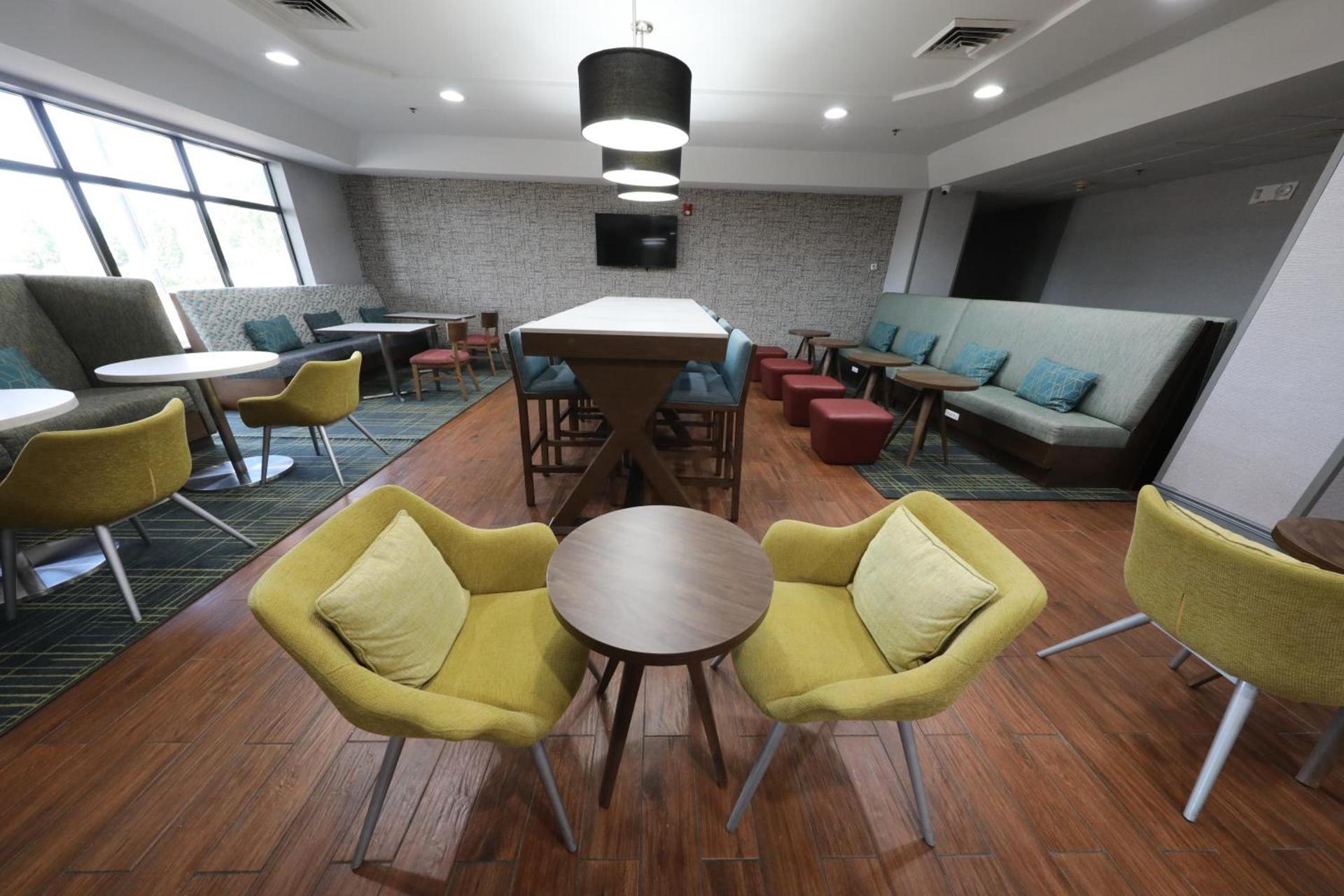 Hampton Inn Hutchinson photo 28