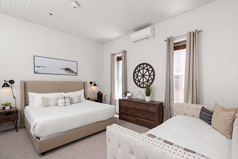 Independence Square 211, Chic Hotel Room with Mountain Views, A/C, & Rooftop Hot Tub photo 8