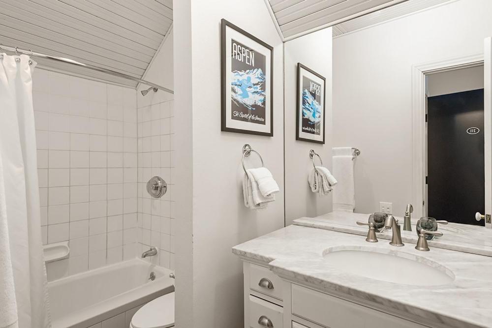 Independence Square 211, Chic Hotel Room with Mountain Views, A/C, & Rooftop Hot Tub photo 11