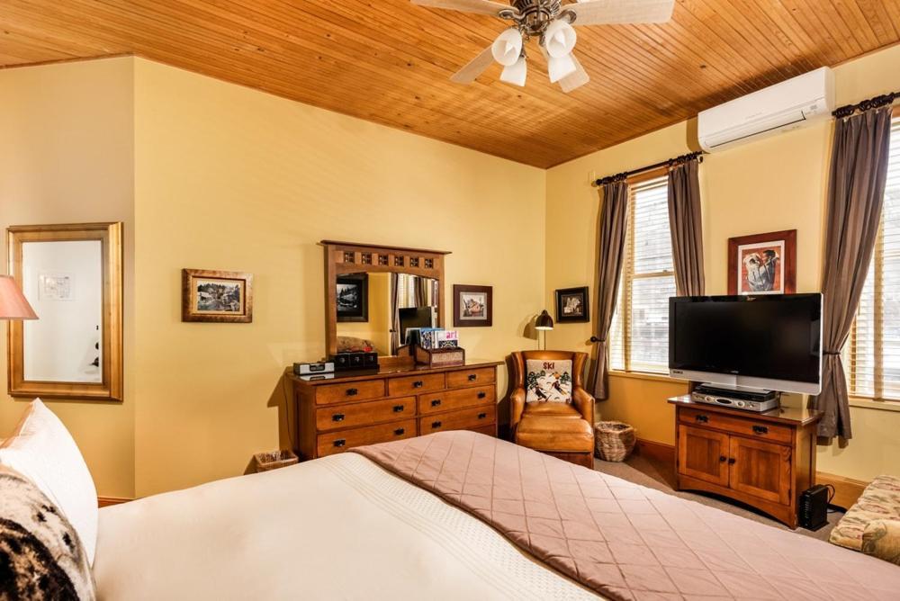 Independence Square Unit 309, Downtown Hotel Room with A/C in Aspen, Wet Bar & More photo 9