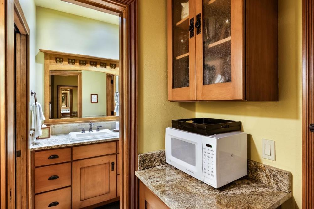 Independence Square Unit 309, Downtown Hotel Room with A/C in Aspen, Wet Bar & More photo 13