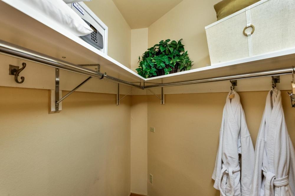 Independence Square Unit 309, Downtown Hotel Room with A/C in Aspen, Wet Bar & More photo 19