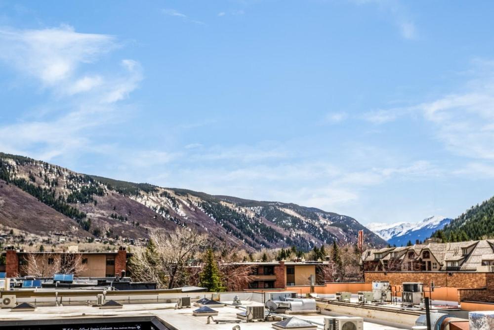 Independence Square Unit 309, Downtown Hotel Room with A/C in Aspen, Wet Bar & More photo 6