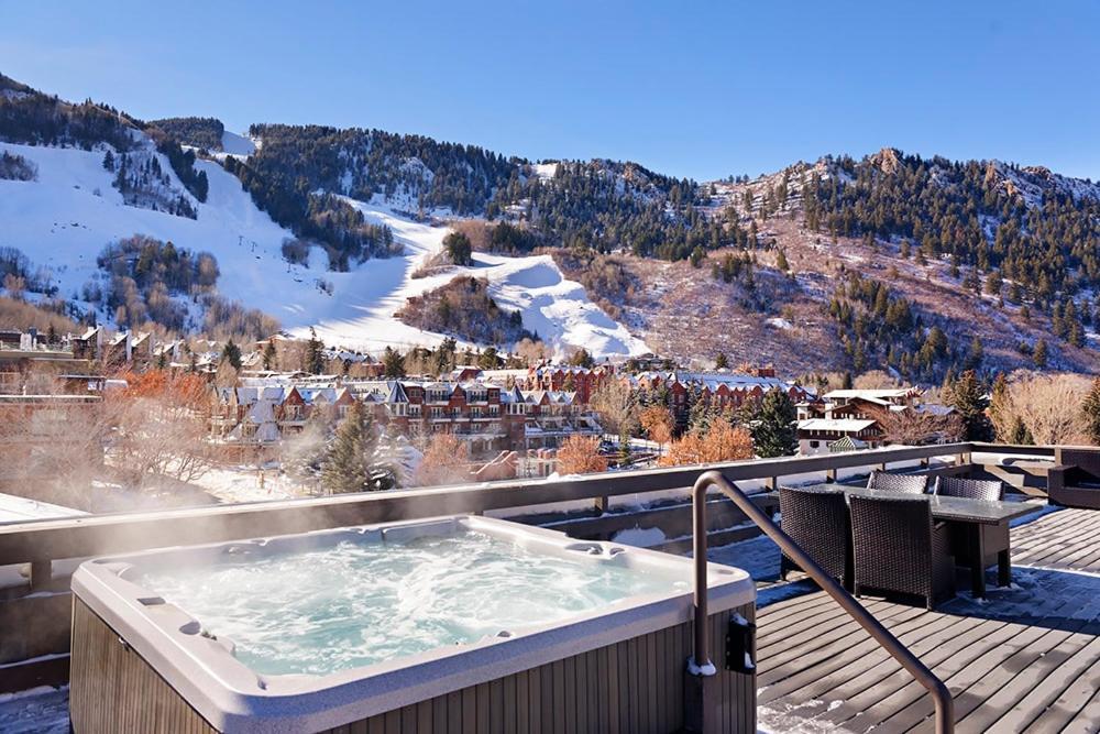 Independence Square Unit 309, Downtown Hotel Room with A/C in Aspen, Wet Bar & More photo 3