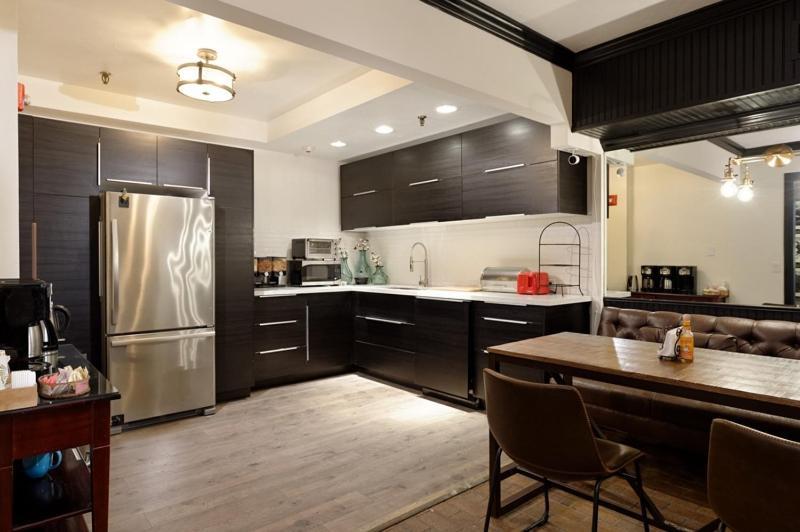 Independence Square Unit 309, Downtown Hotel Room with A/C in Aspen, Wet Bar & More photo 14