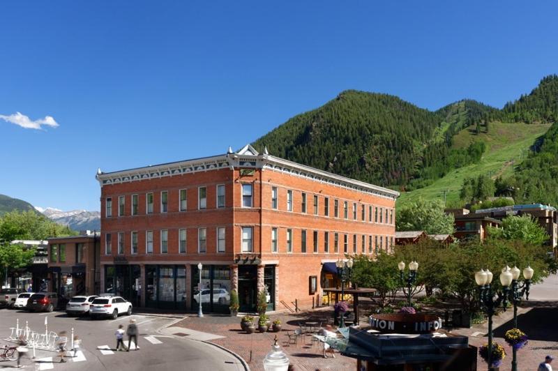 Independence Square Unit 309, Downtown Hotel Room with A/C in Aspen, Wet Bar & More photo 1