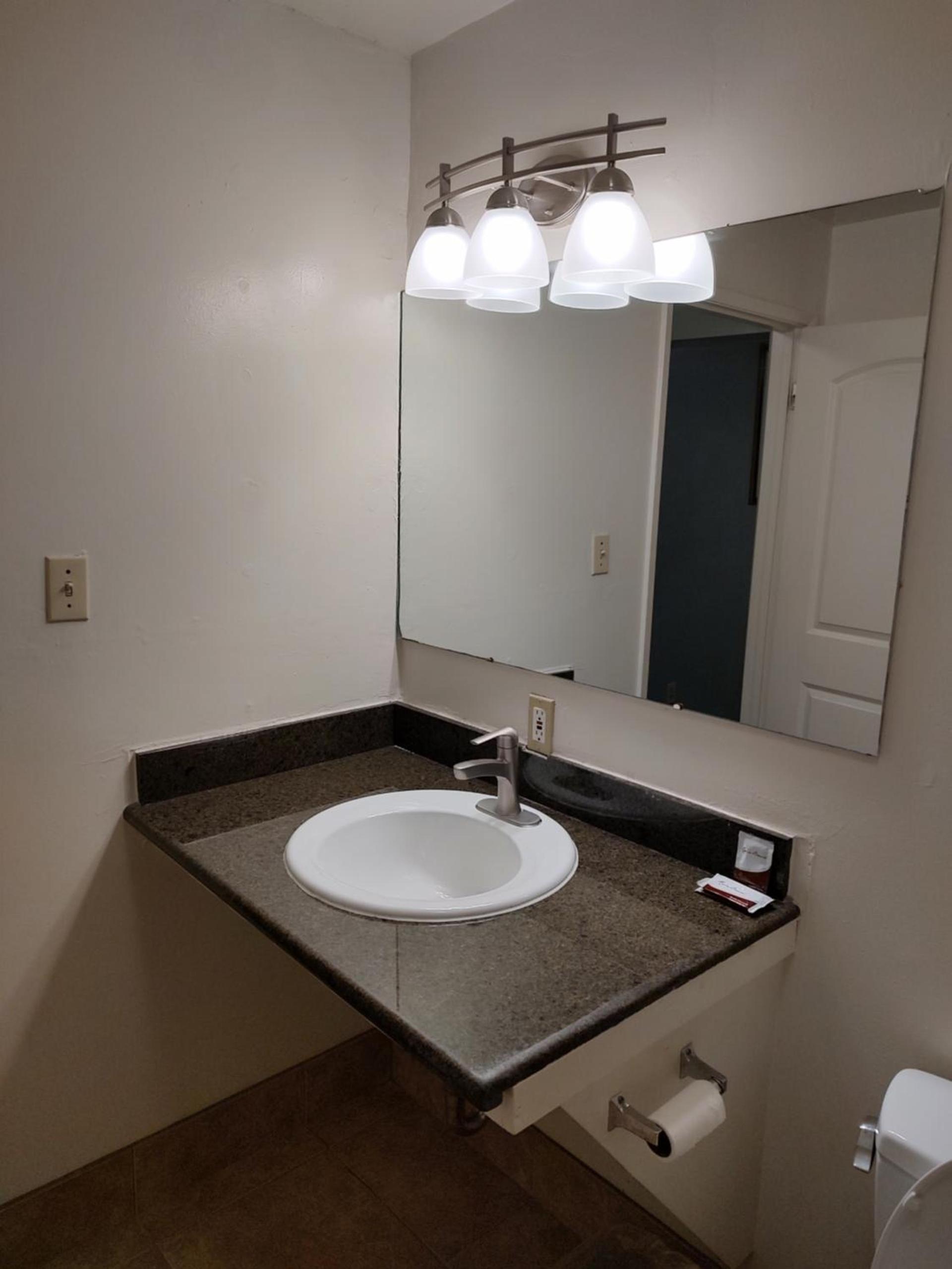 Economy Inn Richmond photo 41