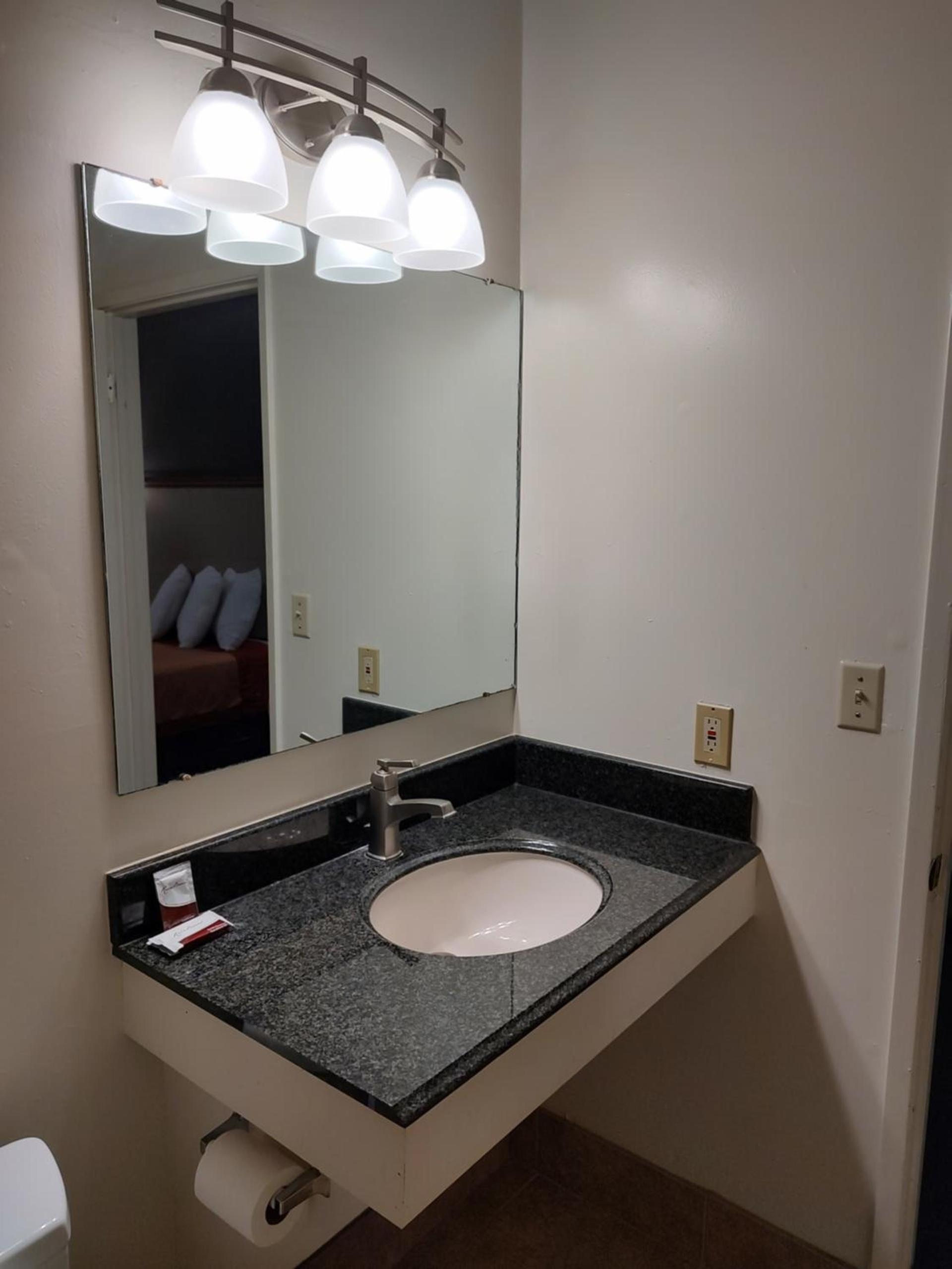 Economy Inn Richmond photo 43